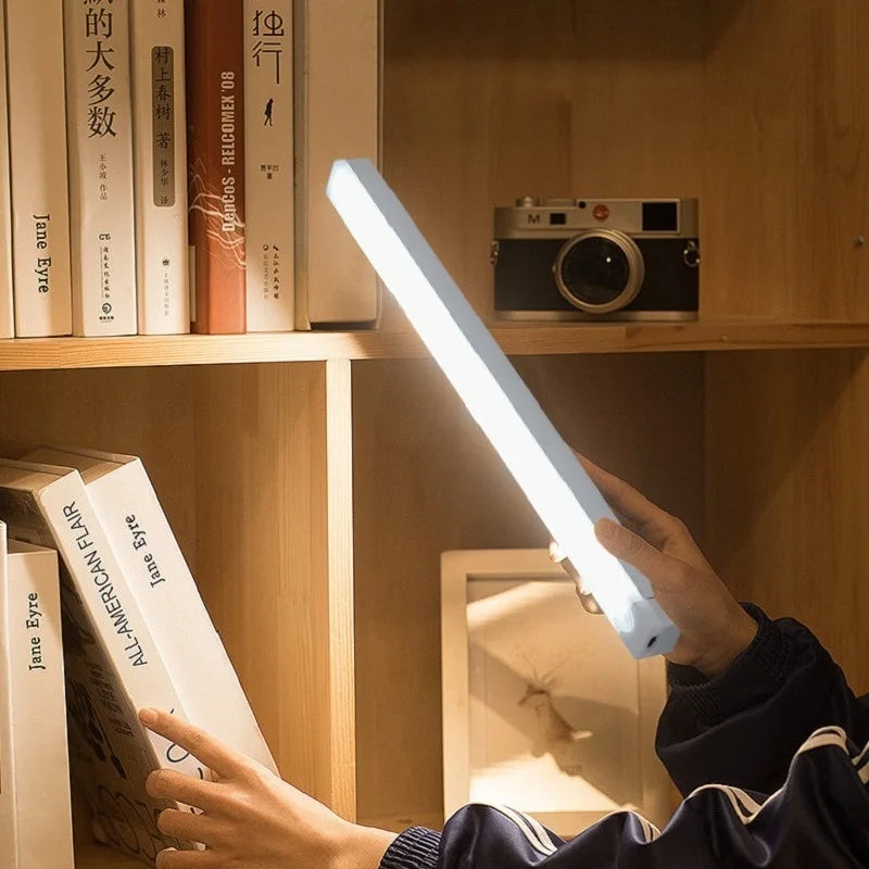 Luminária LED Magnética com Sensor de Movimento – Sem Fio, Recarregável USB, para Armário e Cozinha