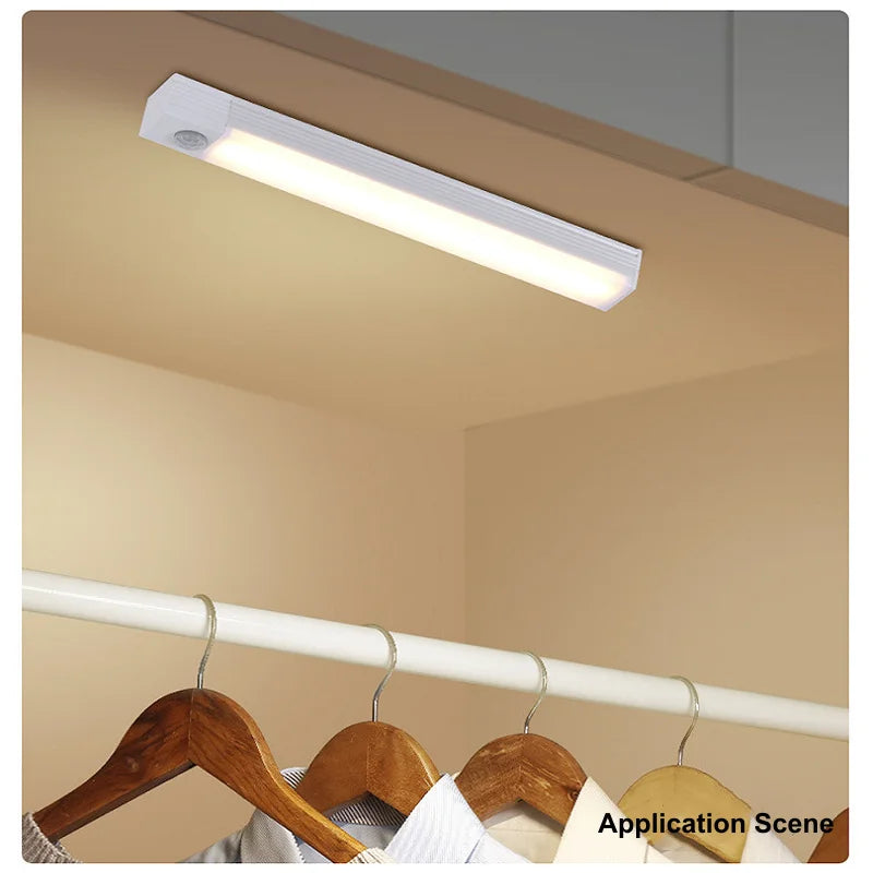 Luminária LED Magnética com Sensor de Movimento – Sem Fio, Recarregável USB, para Armário e Cozinha
