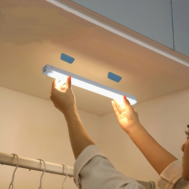 Luminária LED Magnética com Sensor de Movimento – Sem Fio, Recarregável USB, para Armário e Cozinha