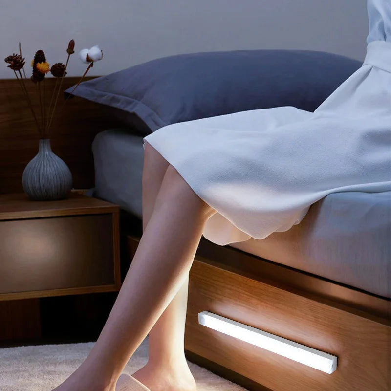 Luminária LED Magnética com Sensor de Movimento – Sem Fio, Recarregável USB, para Armário e Cozinha