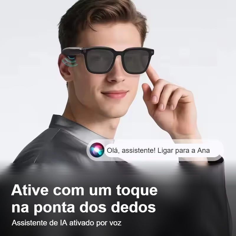 Homem usando óculos inteligentes e ativando o assistente de IA por voz com um toque na haste